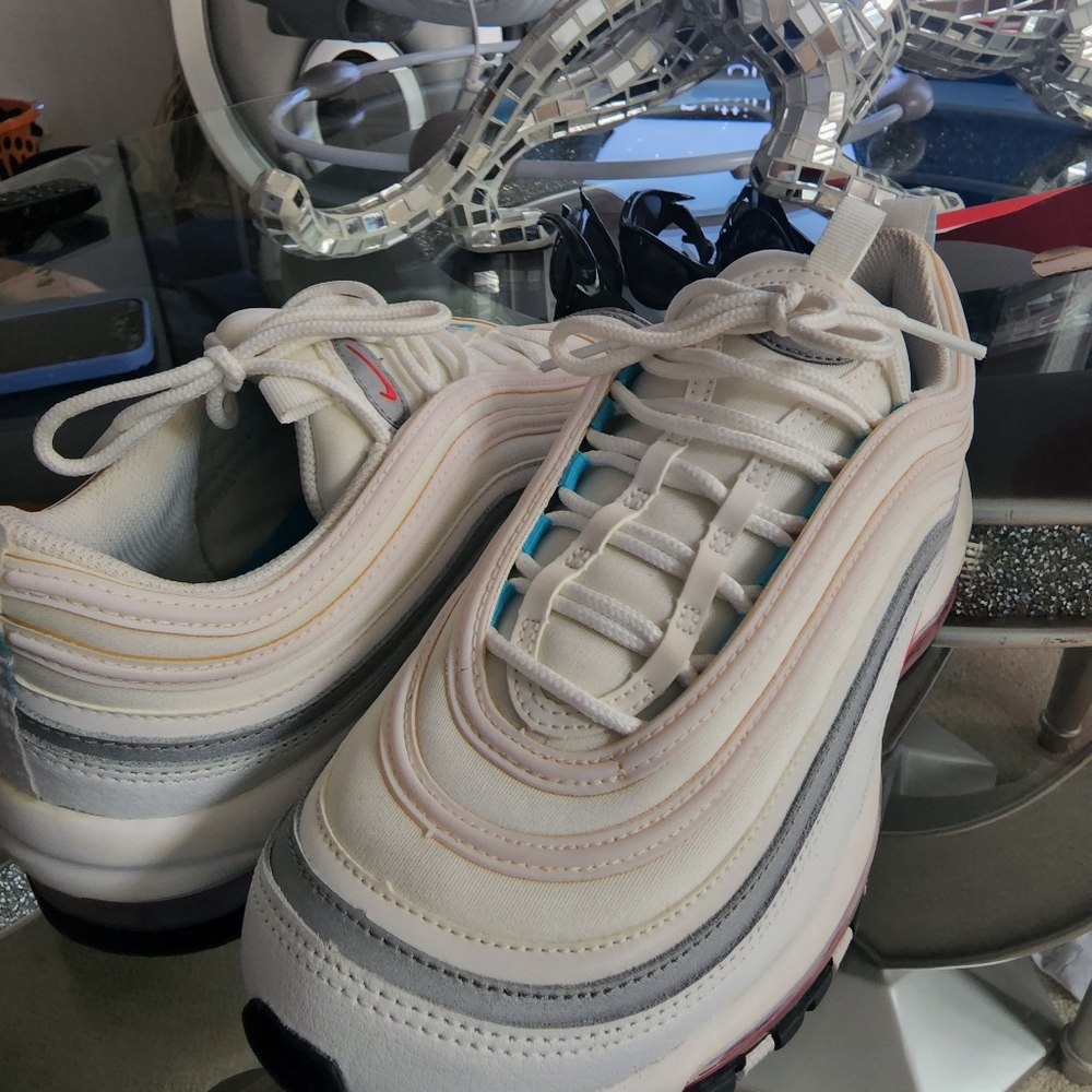 Womens tennis shoes